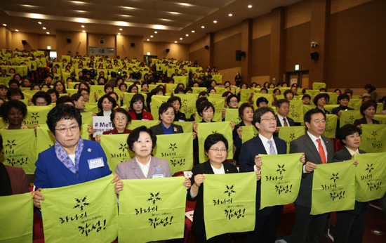 18.03.22 세계 여성의 날 기념행사 참석1.jpg