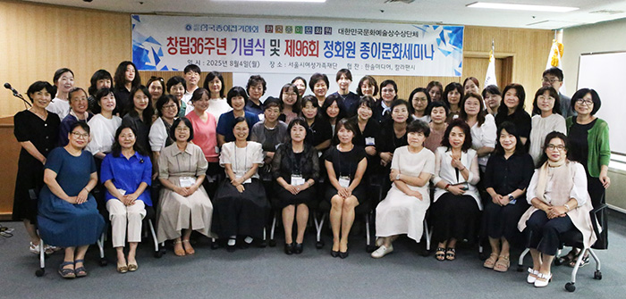 02p 창립35주년 기념식에 참석해주신 정회원들과 내외빈 단체사진.jpg